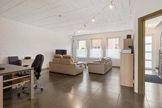 Deze ruime, instapklare woning is prima gelegen, midden in het centrum van Stabroek en dus vlakbij alle noodzakelijke voorzieningen. Niettemin woont u hier bijzonder rustig. U komt de woning binnen via een inkomhal op tegelvloer, die via een moderne, glazen deur uitgeeft op de ruime en lichte woonkamer. Mogelijkheid bestaat om in deze inkomhal een gastentoilet te installeren en er is verder nog een achterdeur, dewelke zorgt voor een rechtstreekse toegang tot de tuin. De eenvoudig ingerichte leefkeuken vormt samen met de woonkamer één open leefruimte. Een groot schuifraam achteraan zorgt voor een verbinding met het terras en de tuin. Verder is op het gelijkvloers nog een handige wasplaats met toilet voorhanden. Via de trap in de inkomhal bereikt u de bovenverdieping, waar zich 2 erg ruime slaapkamers en een badkamer met ligbad met douchescherm, toilet en 2 enkele wastafels met meubel bevinden. Een vaste trap leidt verder naar de volwaardige zolderverdieping. Deze werd momenteel ingericht als riante 3e slaapkamer, maar biedt heel wat mogelijkheden om verder in te richten of op te splitsen naar eigen wens. Het perceel heeft een totale oppervlakte van 371m². De diepe tuin met verhard terras en 2 tuinbergingen vormt een ideaal plekje om in alle rust van de buitenlucht te genieten.