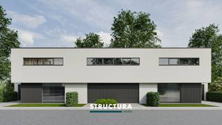 Ontdek deze prachtige nieuwbouwwoning op een toplocatie in Zellik, gelegen in een rustige, verkeersluwe straat. Deze woning wordt volledig afgewerkt op maat van de koper, zodat u uw droomhuis volledig naar eigen smaak kan realiseren. Op het gelijkvloers vindt u een inkomhal met gastentoilet, een lichtrijke en ruime woonkamer met open, ingerichte keuken van maar liefst 50 m², evenals een garage met praktische wasberging. De eerste verdieping omvat drie volwaardige slaapkamers, een aparte dressing en een ruime badkamer met extra apart toilet. Verkoop onder 21% BTW op de constructie en registratierechten op de grondwaarde. Een unieke kans voor wie comfortabel en stijlvol wil wonen!