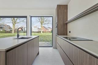 Thuis in het hart van de natuurVerborgen aan het einde van een vredige doodlopende straat, wacht een buitenkans om écht thuis te komen. Hier, in...