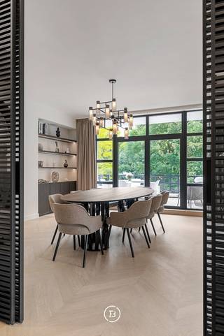 Gelegen in de prestigieuze wijk Sterrenwacht – Observatoire, vinden we dit uitzonderlijk appartement van 189 m² terug. Het appartement is gelegen in een standingvol gebouw van de jaren ’80 en werd recent volledig gerenoveerd volgens de regels van de kunst.<br /><br />Vanuit de ruime inkomhal met vestiaire en gastentoilet betreedt u een elegante eetkamer met directe toegang tot een prachtig zuidwestgericht terras van 15 m² – een idyllische plek met zicht op het groen, een gezellige woonkamer met haard en ingebouwde bar. <br /><br />De halfopen keuken (van het Italiaanse merk Binova Cucine) is volledig uitgerust en combineert functionaliteit met design.<br /><br />Verder omvat het appartement: <br /><br />- de mastersuite met dressing en ensuite badkamer;<br />- een tweede slaapkamer met eigen dressing en douchekamer;<br />- een derde slaapkamer eveneens met badkamer;<br />- een wasberging.<br /><br />Het appartement wordt gekenmerkt door haar hoogwaardige afwerking: van massief Hongaars eiken parket, Corian, Travertin tot tal van luxueuze details zoals stoffen wandbekleding en moulures. De aanwezigheid van vloerverwarming, airconditioning, domotica en een alarmsysteem vervolmaakt het geheel.<br /><br />Dankzij de nabijheid van de Europese School, diverse ambassades en de levendige wijk Fort Jaco, beschikt het appartement ook over een aantrekkelijk verhuurpotentieel.