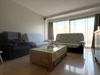 Het appartement is gelegen op wandelafstand van winkels, scholen, Brielmeersen, Leietheater,…<br />Op de eerste verdieping bereikbaar met de lift vind u dit ruim en lichtrijk appartement.<br /><br />De indeling is als volgt: inkom voorzien van gastentoilet, lichtrijke woonkamer met openzicht, keuken voorzien van kookplaat, oven en dampkap, aanpalend is er een ruime praktische berging met de nodige aansluitingen, twee volwaardige slaapkamers en een badkamer die beschikt over een douche, ligbad en twee lavabo’s.<br /><br />Algemene kosten € 50