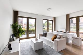 <p><strong>BEZOEKDAG OP AFSPRAAK - Plan uw bezoek in online via www.altro.be!</strong></p><p>Comfortabel wonen in het hart van Wetteren: Jouw nieuwe thuis op de Rode Heuvel Ben je op zoek naar een energiezuinige plek waar je alleen nog maar je koffers hoeft uit te pakken? Dit instapklare gelijkvloers appartement in het project Rode Heuvel-W2O combineert het beste van twee werelden: de levendigheid van het centrum met de Markt, winkels en terrasjes om de hoek, en de rust van een modern, kwalitatief gebouw. Binnen valt direct de lichtrijke leefruimte op. De grote ramen zorgen voor een heerlijke lichtinval en een naadloze overgang naar de eigentijdse open keuken. Met twee slaapkamers, een nette badkamer, apart toilet en een handige berging is de indeling zowel praktisch als stijlvol. Geniet van je eigen buitenruimte op het terras en maak gebruik van de extra opslagmogelijkheden in de bijbehorende kelderberging. Waarom dit appartement een slimme keuze is:<br />✅ Topscore: EPC-label A (geen renovatieplicht).<br />✅ Zorgeloos: Elektriciteit volledig conform en asbestveilig.</p><p><strong>BEZOEKDAG OP AFSPRAAK - Plan uw bezoek in online via www.altro.be!</strong></p>