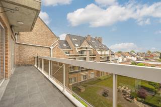 <p><span>Ruim appartement in Sint-Niklaas met open zicht.</span></p><p><span> </span></p><p><span>Dit uitstekend onderhouden appartement van 121 vierkante meter is gelegen in het hart van Sint-Niklaas en biedt een ideale combinatie van comfort, ruimte en eigentijds design. </span></p><p><span> </span></p><p><span>Het appartement is voorzien van drie ruime slaapkamers en 2 badkamers(waarvan 1 ensuite), wat het geschikt maakt voor gezinnen of professionals die extra werkruimte zoeken. </span></p><p><span>De woonkamer is hier een echte troef: met grote ramen en een natuurlijke lichtinval biedt deze ruimte een open zicht over de stad Sint-Niklaas. </span></p><p><span>De keuken is volledig uitgerust met moderne apparatuur en voorzien van goede werkruimte en bergruimte.</span></p><p><span> </span></p><p><span>Een extra voordeel is het zuidgerichte terras aan de achterkant van het gebouw. </span></p><p><span> </span></p><p><span>De technische installaties zijn modern en in goede staat. De trappenhuiszone met lift is goed onderhouden, wat bevordert de algehele kwaliteit van het gebouw.</span></p><p><span>Bovendien hoort bij dit appartement een ruime ondergrondse parkeerplaats + afgesloten garagebox zodat er 2 wagens veilig kunnen parkeren.</span></p><p><span> </span></p><p><span>Dit appartement is ideaal voor gezinnen, stelletjes of professionele personen die naar ruimtelijke wooncomfort zoeken.</span></p><p><span>De locatie in Sint-Niklaas biedt volledige toegang tot alle stedelijke voorzieningen, station op wandelafstand, winkels, restaurants en verbindingswegen.</span></p><p><span> </span></p><p><span>Bel ons voor een bezoek ter plaatse : 052/50.50.00</span></p><p><span> </span></p>