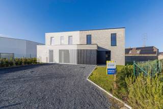 Deze instapklare woning is gelegen in een kindvriendelijke wijk op een uitstekende ligging vlak bij de op- & afrit E403 en AZ Delta.Door het gebruik...