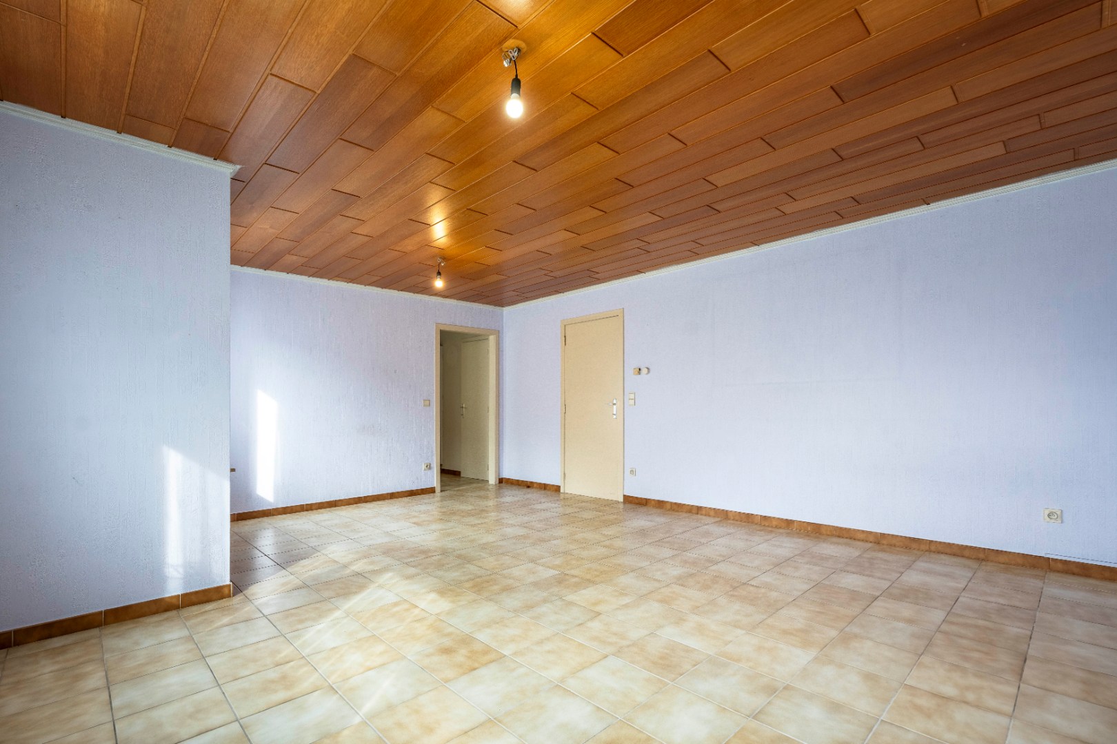 Gelijkvloers 2- slaapkamer appartement met garage - foto 2