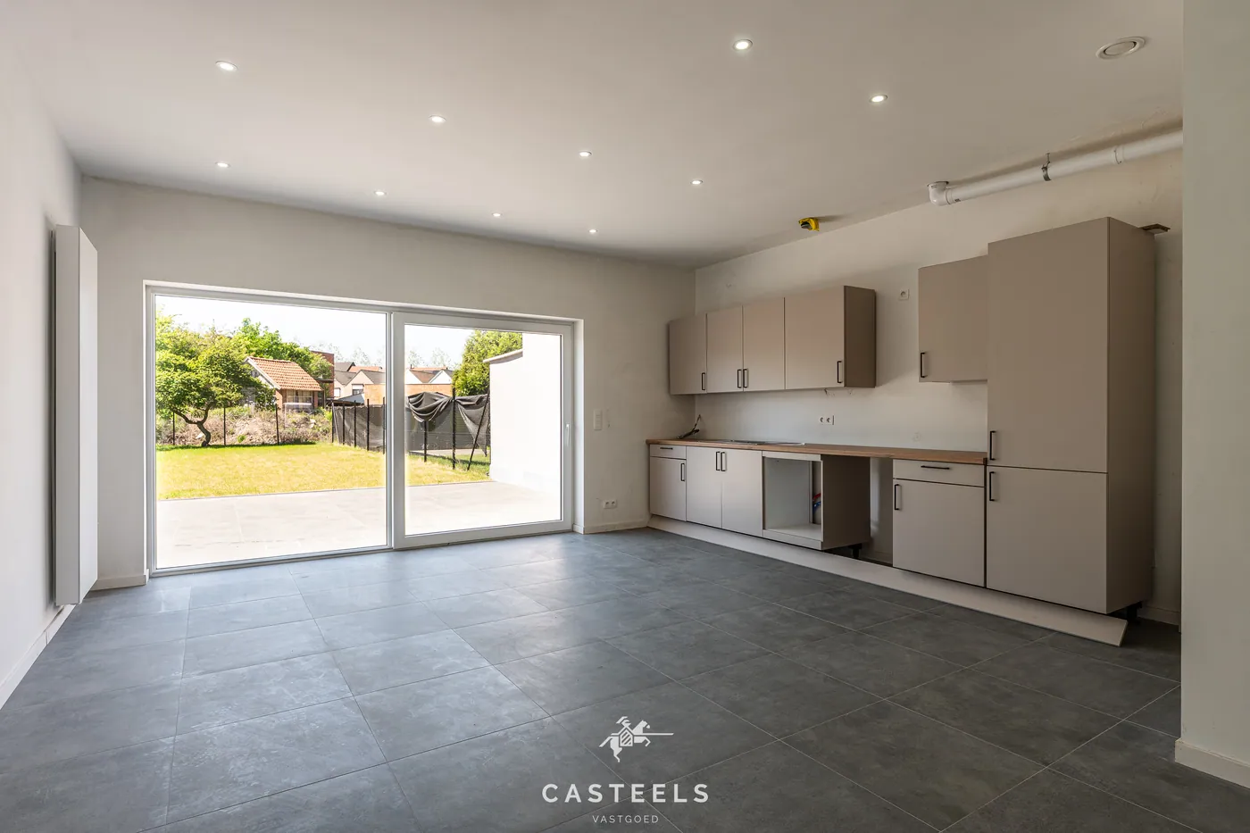 Ruime en instapklare nieuwbouwwoning met zonnige tuin nabij het centrum van Zelzate te koop - foto 3