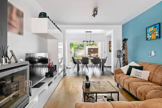 <p>Op een uiterst rustige locatie in Willebroek bevindt zich deze instapklare, gerenoveerde woning met oprit, ruime garage en een gezellige tuin. De woning combineert een aangename, residentiële ligging met een vlotte bereikbaarheid naar winkels, scholen, openbaar vervoer en belangrijke invalswegen.<br /><br />We betreden de woning via de inkomhal, die toegang biedt tot de gezellige leefruimte met houtkachel, die voor extra sfeer en warmte zorgt tijdens de koudere maanden. Aansluitend bevindt zich de volledig ingerichte keuken. Naast de keuken bevinden zich twee praktische bergingen, ideaal voor extra voorraad- en opbergruimte. Vanuit de eetkamer geniet u van een prachtig zicht op de tuin en heeft u rechtstreeks toegang tot het terras. Achteraan in de tuin bevindt zich een gezellige overdekte zithoek, de ideale plek om in alle rust te ontspannen.<br /><br />Op de eerste verdieping bevinden zich twee ruime slaapkamers en een badkamer. Via een vaste trap bereikt u de volledig afgewerkte zolderverdieping, ingericht als een bijzonder ruime derde slaapkamer.<br /><br />Ook op vlak van energie scoort deze woning uitstekend. De recente hoogrendementsgasketel, 15 zonnepanelen en de dakisolatie zorgen voor een gunstig EPC en een energiezuinig wooncomfort. Zijwaarts aan de woning bevindt zich bovendien een ruime garage met plaats voor twee wagens achter elkaar, aangevuld met een private oprit.<br /><br />Bent u op zoek naar een instapklare woning met drie ruime slaapkamers, een grote garage en een rustige ligging in Willebroek? Contacteer ons via 0473/27 88 57 of neem een kijkje op www.boonstravastgoed.be.<br />Bijzonderheden:<br /><br />• Gunstig EPC<br />• 3 ruime slaapkamers<br />• Garage voor 2 wagens, oprit <br /> </p>