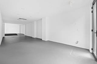 Nieuwbouw handelspand in centrum KapellenGelegen pal in het centrum van Kapellen kan u dit handelsgelijkvloers vinden. Met een groot etalageraam als...