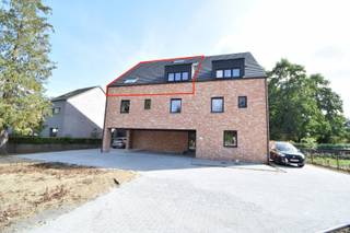 Nieuw BEN-duplexappartement met 3 slaapkamers, dakterras en dubbele autostaanplaats in Kasterlee.<br /><br />Bent u op zoek naar een energiezuinig en instapklaar appartement met voldoende ruimte voor het hele gezin? Dan is dit prachtige BEN-duplexappartement in de kleinschalige residentie Cardina zeker een bezoek waard.<br /><br />Gelegen op de tweede en derde verdieping, biedt dit appartement een bewoonbare oppervlakte van maar liefst 108 m², gecombineerd met een aangenaam dakterras.<br /><br />Bij het binnenkomen wordt u verwelkomd in de inkomhal met gastentoilet. Op deze verdieping bevinden zich eveneens een ruime slaapkamer, een moderne badkamer uitgerust met ligbad, douche en lavabomeubel, en een praktische berging/wasruimte met warmtepomp.<br /><br />Achteraan bevindt zich de lichtrijke leefruimte, waar grote raampartijen zorgen voor een aangename sfeer en een optimale verbinding met het terras. De open keuken is volledig ingericht met kookplaat, afzuigkap, ingebouwde koelkast en vaatwasser. Via het schuifraam bereikt u het zonnige dakterras, de ideale plek om te ontspannen.<br /><br />De bovenverdieping omvat een nachthal en twee extra slaapkamers, perfect als kinder-, logeer- of hobbykamer.<br /><br />Op het gelijkvloers beschikt u bovendien over twee privatieve autostaanplaatsen, wat een absolute troef is in het centrum van Kasterlee.<br /><br />Dit appartement geniet van een rustige ligging nabij het centrum van Kasterlee, met alle dagelijkse voorzieningen binnen handbereik:<br /><br />Het appartement wordt momenteel nog geschilderd en wordt volledig instapklaar opgeleverd.<br /><br />Troeven<br />✅ Energiezuinig BEN-appartement<br />✅ Instapklaar<br />✅ 3 volwaardige slaapkamers<br />✅ Lichtrijke leefruimte met open keuken<br />✅ Aangenaam dakterras<br />✅ Twee privatieve autostaanplaatsen<br />✅ Kleinschalige residentie<br />✅ Centrale ligging in het hart van Kasterlee<br /><br />Interesse? Neem gerust contact op voor meer informatie of een vrijblijvend plaatsbezoek.<br />📞 0496 51 10 10<br />📧 christoffel@vastgoedpicavet.be<br /><br />