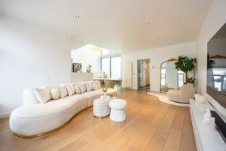 <p><strong>Ruim duplexappartement van 178 m² met o.a. 3 slpks, ruime badkamer, twee douchekamers en terras in het centrum van Turnhout met alle voorzieningen op wandelafstand. EPC B (128kWh/m²)</strong></p>
<p><strong>Ligging</strong>: Het appartement ligt op één minuut wandelen van de Grote Markt van Turnhout, met horeca, winkels, openbaar vervoer, sportcentra… in de nabije omgeving.</p>
<p><strong>Indeling</strong>: <strong>0:</strong> Inkomhal <strong>+1:</strong> leefruimte, eetkamer, keuken, vestiaire, toilet, berging, wasplaats, eerste slaapkamer met dressing en badkamer <strong>+2:</strong> tweede slaapkamer met douche, derde slaapkamer met douche, bureel, terras</p>
<p><strong>Omschrijving</strong>: Zeer ruim, gerenoveerd (2017) en uitstekend onderhouden duplexappartement, centraal gelegen in het hart van Turnhout. Het appartement beschikt over een privatieve inkom, wat meteen zorgt voor extra privacy. Via de trap bereikt u de eerste verdieping, waar zich een vestiaire bevindt met aansluitend een gastentoilet.</p>
<p>Vanuit de hal betreedt u via een glazen deur de aangename leefruimte met parketvloer, die naadloos overgaat in de eetkamer en de volledig uitgeruste keuken. De eetkamer geniet van een vide met een plafondhoog raam, voorzien van zonnescreens, wat zorgt voor een overvloed aan natuurlijk licht en directe toegang tot het terras. De keuken is uitgerust met een vaatwasser, gasvuur met dampkap, koelkast, dubbele spoelbak en opbergkasten.</p>
<p>Verder vindt u op deze verdieping een koele berging, een ruime wasplaats en aan het einde van de gang de masterbedroom. Deze slaapkamer beschikt over een aanpalende dressing met ingemaakte kasten en een ruime badkamer met ligbad, douche, dubbele wastafel en toilet. Bovendien is de masterbedroom ook voorzien van zonnescreens.</p>
<p>Via de trap in de hal bereikt u de tweede verdieping. Hier bevinden zich twee volwaardige slaapkamers, beide afgewerkt met parketvloer en elk voorzien van een eigen douche en wastafel. Daarnaast is er nog een open bureauruimte, ideaal voor thuiswerk of hobby’s.</p>
<p>Het appartement is uitgerust met 12 zonnepanelen en geniet van groene stroomcertificaten tot 2031. De elektriciteit is conform en er werden geen asbestmaterialen aangetroffen. In 2023 werd het volledige appartement opnieuw geschilderd, waardoor het volledig instapklaar is.</p>
<p><strong>Extra troef:</strong> dankzij de privatieve ingang zijn er geen gemeenschappelijke delen en dus ook geen gemeenschappelijke kosten.</p>
<p>Bijzondere informatieplicht: omgevingsvergunning stedenbouwkundige handelingen uitgereikt, woongebied, geen rechterlijke herstelmaatregel of bestuurlijke maatregel opgelegd of opname in het maatregelenregister, geen voorkooprecht ruimtelijke ordening, geen omgevingsvergunning voor verkavelen van gronden, geen watergevoelig openruimtegebied</p>