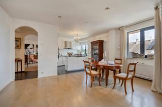 This exceptionally spacious duplex apartment, located on the top floor of a small-scale residence at Dorpstraat 8 in Dilbeek, combines luxurious finishes with a well-thought-out layout and contemporary living comfort. Upon entering the apartment, you’ll find yourself in a spacious entry hall with a coat closet and a separate guest restroom. This floor also features a stylish bathroom with an integrated laundry area and an exceptionally spacious room that’s perfect for use as a bedroom, home office, or practice space. You’ll also enjoy a light-filled, open living area where large windows provide a pleasant flood of natural light. The fully equipped open kitchen offers all modern conveniences and, together with the living area, forms the heart of the home. From the living area, you have access to the pleasant balcony.

On the upper floor, you’ll find three full-sized bedrooms, a second comfortable bathroom, a separate toilet, and a practical walk-in closet that offers extra luxury and storage space. Thanks to the high-quality materials, refined finishes, and energy-efficient systems, this apartment fully meets today’s living standards. The presence of a heat pump and air conditioning also guarantees optimal living comfort in every season.

Additional highlights include a private basement storage unit and an included parking space. A move-in-ready and extremely stylish home with an exceptional amount of space, ideal for anyone looking for a luxurious apartment in a central location in Dilbeek.
Michael@immoaccenta.be