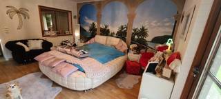 <p>🌿 TE KOOP: Chaletwoning op 1.400 m² grond – Brecht (Rommersheide)</p><p>Op zoek naar rust, ruimte en een zonnige tuin? Deze chaletwoning in de Bosbesdreef 3 te Brecht, Lakvenheide (Rommersheide), staat op een prachtig rechthoekig perceel van maar liefst 1.400 m² met zuidgerichte tuin.</p><p>🏡 Indeling en comfort</p><p>Veranda<br />Ruime woonkamer met open keuken en elektrische toestellen<br />2 slaapkamers, mogelijkheid tot het creëren van een 3de slaapkamer<br />Badkamer met douche<br />Praktische berging<br />Centrale verwarming op gas (Primagas), met condensatieketel vernieuwd 5 jaar geleden<br />Elektriciteit volledig vernieuwd 4 jaar geleden en conform</p><p>🌳 Buitenruimte Geniet van een ruime, zonnige tuin met tal van mogelijkheden! Het perceel beschikt bovendien over 3 tuinhuizen, een gezellig prieeltje, een zwembad dat wat opknapwerk kan gebruiken, een overdekte staanplaats voor 1 wagen en een grote elektrische toegangspoort.</p><p>📍 Ligging Gelegen vlak bij de Mieksebaan, in een groene omgeving. 🚶 Openbaar vervoer op ongeveer 10 minuten wandelen. 🚗 Centrum Sint-Job-in-'t-Goor op slechts 5 minuten rijden.</p><p>💰 Interessant als investering De chalet is al 11 jaar in mijn bezit en wordt eveneens al 11 jaar verhuurd aan € 830 per maand. Dit komt overeen met een jaarlijkse huuropbrengst van € 9.960, vóór kosten en belastingen.</p><p>⚠️ Belangrijk: De chalet is niet vergund. Hoewel permanent wonen in deze recreatieve woonzone toegelaten is. Het verlaagde verkooprecht van 2% voor de enige en eigen woning kan niet zonder meer worden toegepast.</p><p>✨ Een eigendom met ruimte, rust en mogelijkheden!</p><p>Interesse? Neem gerust contact op voor meer informatie of een bezoek ter plaatse.</p>