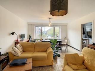 <p>Ruim appartement met 2 slaapkamers, leuk terras, grote garage en autostaanplaats gelegen op een heel rustige locatie te Kessel-Lo, juist buiten de Leuvense stadskern. </p><p>Het appartement is gelegen op de eerste verdieping (geen lift). Inkomhal met vestiaire en gastentoilet, mooie leefruimte met aangrenzend de keuken (4 vitro keramische kookplaten - dampkap - dubbele lavabo met afdruiprek - aansluiting wasmachine/vaatwas). Via de nachthal bereik je de 2 ruime slaapkamers (laminaat parket) en de badkamer (wastafel en ligbad met douche). Het terras (9 m² - achtergevel - overdekt) biedt nog extra ontspanningsmogelijkheden. </p><p>De residentie beschikt ook over een gemeenschappelijke tuin die de huurders mogen gebruiken (onderhoud door eigenaar). Bij dit appartement hoort ook nog een grote garage en een autostaanplaats. </p><p>De huurprijs bedraagt 995€/maand. Geen gemeenschappelijke kosten! <br />Alle verbruik is individueel.<br />Beschikbaar vanaf 01/07/2026. </p><p>Gelegen in een heel rustige woonwijk zonder doorgaand verkeer, op fietsafstand van centrum Kessel-Lo en Leuven. Winkels, scholen, supermarkt, horeca, ... zijn allemaal makkelijk bereikbaar. Openbaar vervoer (bus) op wandelafstand. Heel makkelijke verbinding naar het station van Leuven.</p><p>Vraag snel je bezoek aan via www.living-stone.be!</p>