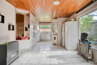 Algemeen bezoekmoment donderdag 2 juli van 17h30 tot 18h30. Voorafgaande aanmelding verplicht.<br /><br />Op zoek naar een ruime woning met tal van mogelijkheden op een centrale ligging? Dan is deze eigendom in het centrum van Ledegem zeker een bezoek waard. Achter de gevel schuilt een woning met maar liefst 222 m² vloeroppervlakte, een ruime tuin en een uitzonderlijk ruime dubbele garage van ca. 16 meter diep. Ideaal voor hobbyisten, zelfstandigen of wie extra opslagruimte zoekt.<br /><br />De woning onderging reeds diverse renovatiewerken, maar vraagt nog verdere afwerking. Hierdoor krijgt u de kans om de woning volledig naar eigen smaak en wensen verder af te werken. Met vier slaapkamers en een extra polyvalente ruimte beschikt deze woning over bijzonder veel potentieel voor grotere gezinnen, thuiswerkers of hobbyliefhebbers.<br /><br />Indeling<br />Via de inkomhal betreedt u de woning met aansluitend de leefruimte, keuken, apart toilet, kelder en de indrukwekkende dubbele garage. Op de eerste verdieping bevinden zich drie volwaardige slaapkamers en een ruime badkamer. De tweede verdieping omvat een vierde slaapkamer en een bijkomende grote ruimte die perfect kan ingericht worden als bureau, hobbyruimte, dressing, speelkamer of zelfs een vijfde slaapkamer.<br /><br />Technisch<br />- EPC D – geen renovatieplicht<br />- Verwarming via decentrale gasverwarming<br />- Warm water op gas en elektrisch<br />- HR-beglazing aanwezig, combinatie met enkele in dubbel glas<br />- PVC-ramen aanwezig, combinatie met enkele in hout<br />- Bewoonbare vloeroppervlakte: ca. 222 m² (volgens EPC)<br /><br />Troeven<br />- Centrale ligging in het centrum van Ledegem<br />- Dubbele garage van ca. 16 meter diep<br />- Ideaal voor hobbyisten of zelfstandigen<br />- Tuin achteraan<br />- 4 slaapkamers<br />- Mogelijkheid tot creëren van een 5de kamer<br />- Grote bruikbare oppervlakte van ca. 222 m²<br />- Verder af te werken naar eigen smaak<br />- Géén renovatieplicht<br /><br />Deze woning wordt verkocht a.d.h.v. een startprijs. Deze startprijs bedraagt €170.000.<br /><br />Deze advertentie bevat AI opgeruimde foto's.<br /><br />Interesse? Schrijf u vandaag nog in voor het algemeen bezoekmoment en ontdek zelf de ruimte, mogelijkheden en het potentieel dat deze woning te bieden heeft. Wij verwelkomen u graag ter plaatse!