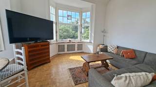 Dit karaktervol appartement bevindt zich in een prachtig geklasseerd gebouw waar de rijke geschiedenis nog in elke ruimte voelbaar is. Door de authentieke vloeren, de karaktervolle gietijzeren radiatoren, het sierlijk loodglas, de hoge plafonds en andere originele architecturale details, blijft dit een pand dat zijn erfgoed met zorg heeft weten te bewaren. De gevel werd enkele jaren geleden volledig gerenoveerd, het dak werd op hetzelfde moment geïsoleerd en de ramen werden voorzien van dubbele beglazing, waarbij het originele raamwerk zorgvuldig behouden bleef.<br />Bovendien geniet het appartement van een overvloed aan natuurlijk licht, terwijl elk raam een weids en open uitzicht biedt op het park, het station of de haven.<br />Indeling: inkomhal, badkamer met douche, toilet, lavabomeubel en aansluiting voor wasmachine, luchtige woonkamer met vrij uitzicht op het Maria Hendrikapark, aparte keuken, eerste slaapkamer, tweede kamer met mooi uitzicht op het station en de haven met bergruimte, apart toilet en badkamer met ligbad, douche en lavabomeubel.<br />De elektrische installatie is conform!<br />In het gebouw is een gemeenschappelijke fietsenberging aanwezig, alsook een individuele kelderberging.<br />De doordachte indeling maakt dit appartement zowel geschikt als vaste woonplaats, tweede verblijf of investering, vooral voor diegene met een hart voor erfgoed die vlakbij het centrum wil wonen!