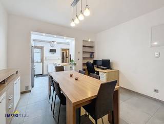 Deze vernieuwde woning biedt op het gelijkvloers een gezellige woonkamer en een eetplaats die naadloos aansluit op de open, volledig...