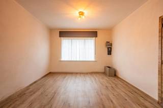 Deze deels gerenoveerde halfopen bebouwing bevindt zich in een zeer rustige straat. Je komt binnen in de aparte inkomhal die toegang geeft tot...