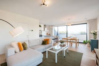 <p><strong>Modern en ruim appartement (2021) met 3 slaapkamers en zonneterras te Muizen.</strong></p>
<p><strong>BEKIJK ZEKER ONZE (VIRTUELE) GRONDPLANNEN EN ATTESTEN VOOR DE INDELING EN EXTRA INFORMATIE.</strong></p>
<p>Op zoek naar een recent en energiezuinig appartement met een lift, waar ruimte, licht en comfort samenkomen? Dit instapklare appartement in de Frans Stormsstraat te Muizen combineert drie slaapkamers met een zuidwestgericht terras en een uitstekende energieprestatie.</p>
<p>Het appartement bevindt zich op de derde verdieping van een residentie uit 2021 en beschikt over circa 120 m² bewoonbare oppervlakte. De lichtrijke leefruimte met open keuken sluit aan op het terras van circa 18 m². Drie slaapkamers, een volledig uitgeruste keuken/badkamer en praktische berg- en wasruimte zorgen voor een comfortabele, functionele indeling.</p>
<p>Dankzij EPC-label A, ventilatiesysteem D en airconditioning in de leefruimte en hoofdslaapkamer is het hier bovendien bijzonder comfortabel wonen. Een autostaanplaats in de garage met laadpaal maakt het plaatje compleet.</p>
<p>Ook de ligging is een troef: in Muizen woont u in een aangename woonomgeving, op korte afstand van Mechelen en met winkels, openbaar vervoer en belangrijke verbindingswegen in de omgeving. Zo combineert u een rustige thuisbasis met een vlotte bereikbaarheid naar Mechelen, Brussel, Leuven en Antwerpen</p>
<p><strong>ALGEMENE KENMERKEN</strong></p>
<ul>
<li>Recent en instapklaar appartement uit 2021</li>
<li>Ca. 120 m² woonruimte en een lichtrijke open leefruimte</li>
<li>3 slaapkamers en een praktische indeling</li>
<li>Zuidwestgericht terras van ca. 18 m² met namiddag- en avondzon</li>
<li>Gelegen op de derde verdieping – Lift aanwezig</li>
<li>Gunstige ligging in Muizen, nabij Mechelen</li>
<li>Uitstekende energieprestatie: EPC-label A</li>
<li>Inbegrepen - Ondergrondse autostaanplaats met laadpaal</li>
</ul>
<p><strong>TECHNISCHE KENMERKEN</strong></p>
<ul>
<li>EPC-label A – (89 kWh/m²/jaar)</li>
<li>Elektrische installatie conform het AREI</li>
<li>Ventilatiesysteem D</li>
<li>Airconditioning in leefruimte en hoofdslaapkamer</li>
<li>Aluminium schrijnwerk met dubbel hoogrendementsglas</li>
<li>Vliegenramen in leefruimte, hoofdslaapkamer en bureau</li>
<li>Gemeenschappelijke regenwaterput – Aangesloten op de WC’s</li>
</ul>
<p><strong>INDELING</strong></p>
<p><u>Derde verdieping</u></p>
<ul>
<li>Inkomhal en nachthal</li>
<li>Lichtrijke woonkamer met volledig uitgeruste open keuken en aparte berging</li>
<li>Zuidwestgericht terras</li>
<li>Drie slaapkamers</li>
<li>Badkamer met douche, ligbad, toilet en dubbele lavabo</li>
<li>Afzonderlijk toilet</li>
<li>Wasplaats</li>
</ul>
<p><u>Garage</u></p>
<ul>
<li>Autostaanplaats met laadpaal</li>
</ul>