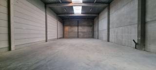 Magazijn van ca. 360m² op uitstekende locatie nabij afrit Roeselare-Haven. Vrij vanaf juni. Specificaties van de loods:- vrije hoogte van ca.7m...