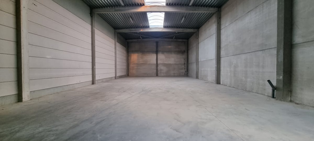 Magazijn van ca. 360m² nabij afrit Roeselare-Haven - foto 2