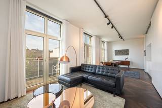 Op een toplocatie in hartje Antwerpen vinden we dit lichtrijke, gemeubelde appartement met een ruim terras.<br /><br /><strong>Locatie:</strong><br />Dit energiezuinig en volledig instapklaar appartement (55 m²) met ruim terras (8,5m²) en trendy meubels is gelegen in een recent gebouw op de 3e verdieping. Qua locatie bevinden we ons in de Cadixwijk omringd door heel wat nieuwe woonprojecten, water, groen en gezellige eetgelegenheden. Een heerlijke en rustige locatie om te wonen. <br /><br /><strong>Indeling:</strong><br />Bij het betreden van het appartement komt u meteen terecht in de aangename en lichtrijke leefruimte.  Vanuit de leefruimte heeft u rechtstreeks toegang tot het ruime terras. De open, volledig geïnstalleerde keuken sluit naadloos aan op de woonkamer, wat zorgt voor een ruimtelijk en open gevoel.<br />Het appartement beschikt over een praktische slaaphoek die door middel van een verschuifbare wand volledig kan worden afgesloten van de leefruimte.<br />Verder is er een moderne badkamer uitgerust met een ruime inloopdouche, een wastafelmeubel en ingebouwde kasten. Het toilet bevindt zich apart met een handenwasser.<br />Daarnaast beschikt het appartement over een praktische berging, voorzien van een wasmachine en droogkast.<br /><br />Tot slot treffen we op level -1 nog een aparte bergkamer (6 m²), een ruime autostaanplaats en 2 fietsenplaatsen, verplicht mee te huren voor € 125/maand.<br />Gemeenschappelijke kosten  € 170/maand en provisie € 50/maand.<br /><br />Neem contact op voor een bezichtiging via 0483 51 30 01 of mail naar ruzanna@wellimmo.net.
