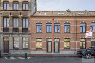 Op een uitstekende locatie te Lier bevinden zich deze 2 charmante rijwoningen met 3 volwaardige slaapkamers en gezellige stadstuin.<br /> <br />Deze volledig gerenoveerde, hedendaagse woningen zijn gelegen in een rustige, kindvriendelijke straat op wandelafstand van centrum Lier wat ervoor zorgt dat winkels, scholen en openbaar vervoer binnen handbereik zijn.<br /><br />We betreden de woningen langs de voordeur waar de inkomhal enerzijds toegang geeft tot de ruime fietsenberging en anderzijds tot de aangename leefruimte met maximale lichtinval. Aansluitend de leefruimte, is er de aanwezigheid van een hedendaagse keuken met alle hedendaagse toestellen en comfort. Achterliggend bevindt zich een apart toilet en berging met wasplaats. De keuken biedt toegang tot de gezellige, volledig afgesloten stadstuin waar het heerlijk vertoeven is.<br /><br />Terug in de leefruimte, geeft de vaste trap een toegang tot het 1 ste verdiep. Hier treffen we één ruime slaapkamer en badkamer uitgerust met inloopdouche, ligbad, dubbele wastafel en toilet. Via de overloop komen we op het 2 de verdiep, deze maakt plaats voor nogmaals 2 ruime slaapkamers.<br /><br />Door het gebruik van duurzame, kwalitatieve materialen alsook conforme isolatienormen, zonnepanelen en vloerverwarming, genieten deze instapklare woningen beiden EPC label A.<br /><br />Kortom, zorgeloos wonen op een toplocatie te Lier!<br />Neem gerust contact op met ons voor meer info of een bezoek ter plaatse.