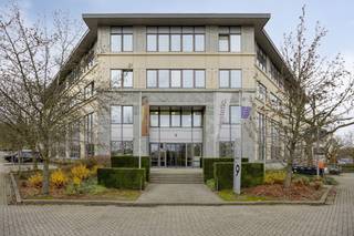 Cet espace de bureau prêt à déménager offre un environnement de travail moderne et confortable, idéal pour les indépendants, les PME ou...