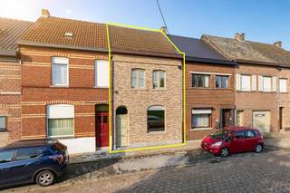 <p><span>Afspraak bezoekdag TELEFONISCH via JARI WANTE 0470/21.14.82.</span></p><p><span>Ontdek deze prachtige woning, zeer gunstig gelegen nabij alle voorzieningen zoals scholen, winkels en openbaar vervoer, en met een vlotte verbinding naar invalswegen.<br /><br />De indeling is als volgt: inkomhal, gezellige leefruimte met aansluitend de keuken die voorzien is van een gasfornuis, oven en ingebouwde frigo. Achtergelegen vinden we de badkamer die voorzien is van een toilet, meubel en inloopdouche. Tot slot beschikt het gelijkvloers nog over heel wat praktische bergruimtes. Op de eerste verdieping vindt u twee slaapkamers. De zolder is toegankelijk via een zoldertrap.<br /><br />Een grote troef van deze woning is de sfeervolle, zuidgerichte tuin met overdekt terras waar u kan ontspannen en genieten van de rust.<br /><br />EPC: 411 kWh/m²jaar – Label E (renovatie verplichting)<br />Asbestveilig<br />8 zonnepanelen: 2.230 Wpiek</span></p><p><span>S.i. in aanvraag<br /><br />Alle documenten zijn te vinden op de website www.immo-zone.be</span></p><p><span> </span></p>