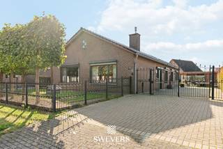 Voor meer info en foto’s, surf naar www.swevers.be – Vrijstaand en rustig wonen met het groen voor de deur? Aan Berkenstraat 16 in Houthalen vind je deze instapklare open bebouwing op een zuidelijk georiënteerd perceel van 5a40. De woning dateert van 1981 en werd tussen 2017 en 2021 grondig gerenoveerd. Het dak werd vernieuwd en er zijn zonnepanelen (2020), spouwmuurisolatie, zoldervloerisolatie en een condensatiegasketel aanwezig. Ook de elektrische installatie is conform. Alle woonruimtes bevinden zich op het gelijkvloers. De lichtrijke living van 33 m² beschikt over grote raampartijen en een ingebouwde gashaard. Aansluitend ligt de praktische keuken van 13,30 m². Verder zijn er een badkamer met bad en douche, een apart toilet en vier slaapkamers van 17,20 m², 10 m² en tweemaal 8,10 m². Een ruime wasplaats/berging, een kruipkelder onder de volledige woning en een zolder van ca. 80 m² zorgen voor veel extra opbergruimte. De onderhoudsvriendelijke tuin beschikt over een beregeningsinstallatie. De overkapping met tuinberging uit 2022, voorzien van verschuifbare glazen wanden en verwarming, maakt het mogelijk om optimaal van het buitenleven te genieten. Ook de ligging is een grote troef: de woning bevindt zich in een bijzonder rustige gezinsbuurt, vlak bij domeinbos De Hutte en Kelchterhoef. Winkels, restaurants, scholen, openbaar vervoer en de snelweg zijn vlot bereikbaar.<br />Voor meer informatie, bel 011 255 155. Bron bewoonbare oppervlakte: EPC – verslag.