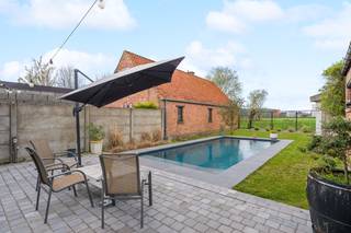 <p>Welkom in deze prachtige, volledig vernieuwde open bebouwing in de Schoolstraat 71 te Zele – een woning waar comfort, licht en kwaliteit naadloos samenkomen.</p><p></p><p>Deze instapklare woning werd met veel zorg en oog voor detail recent gerenoveerd en biedt alles wat je zoekt voor hedendaags wonen. De lichtrijke leefruimtes creëren meteen een aangenaam gevoel van openheid, terwijl de rustige ligging en het vrije zicht zorgen voor een unieke woonbeleving. De moderne, volledig uitgeruste keuken vormt het hart van de woning en sluit aan op de ruime leefruimte. Voordeel van een ruime berging vlakbij de keuken. Vanuit de keuken heb je directe toegang tot een tweede terras – ideaal voor een ontspannen ontbijt in de ochtendzon.</p><p></p><p>Buiten geniet je volop van het verwarmde zwembad (warmtepomp), perfect voor lange zomerdagen in alle privacy.</p><p>Binnen vind je drie volwaardige slaapkamers en een comfortabele badkamer met zowel ligbad als douche. De woning beschikt bovendien over twee toiletten, wat het praktisch comfort verhoogt. Verwarming gebeurt via centrale verwarming op gas en met een gunstig EPC-label C zit je ook op vlak van energie goed. De aanwezige zonnepanelen dragen extra bij aan een lagere energiefactuur.</p><p></p><p>Tot slot is er een ruime garage aanwezig en werd de woning doorheen de jaren met de grootste zorg onderhouden.</p><p></p><p>Kortom: een uitzonderlijk aanbod voor wie op zoek is naar een instapklare, lichtrijke woning met alle hedendaagse luxe, in een rustige omgeving.</p><p>Interesse? Neem snel contact op voor een bezoek en laat je verrassen!</p>