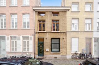 What distinguishes the neighborhood of the historic area of the Grand Beguinage from some other neighborhoods of the Mechelen core city is...