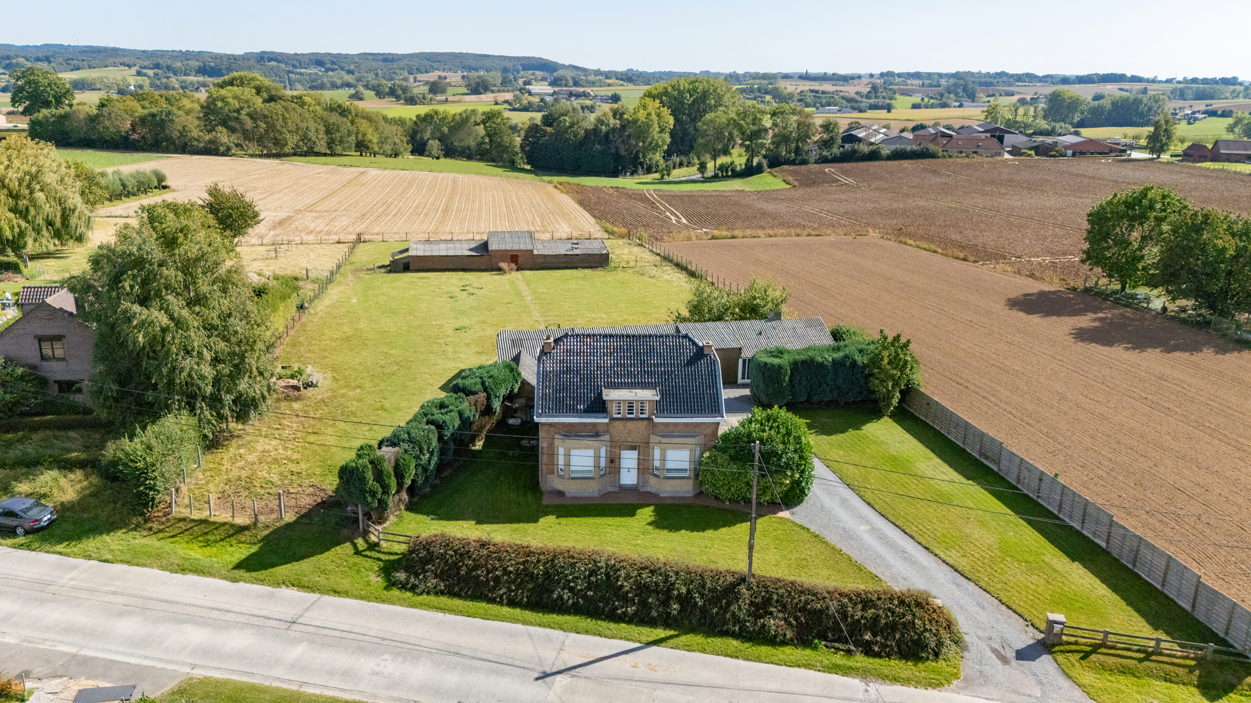 Grote woonst met bijgebouwen, hangar, UNIEK ZICHT, 4915m2. - foto 2