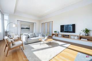 In Ukkel, aan de rand van de wijk Coghen en het Brugmannpark, op de 4e en laatste verdieping van een luxe residentie, ligt een karakteristiek appartement van ± 145 m² dat klaar is voor een nieuwe start. De lichtrijke ontvangstruimtes – bijna 50 m² open ruimte – nodigen uit om nieuwe verhalen te bedenken. De keuken komt uit op een balkon waar u zich al kunt verheugen op zwoele ochtenden. Drie slaapkamers stralen rust uit, terwijl de badkamer wacht om opnieuw ingericht te worden. Een kelder maakt het geheel compleet. Een binnenparking wordt aangeboden als verplichte toeslag (+ 25.000 €). Gemeenschappelijke kosten met reservefonds: ± 339 € / maand. EPC: F. Een mooie kans, als een blanco pagina om te beschrijven. Afmetingen zijn indicatief.