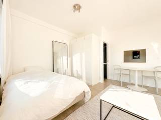 Ideaal gelegen op wandelafstand van het Ter Kamerenbos, op de 7e verdieping van een prachtig gebouw, een mooi gemeubelde studio van +/- 31m2. Het biedt een zeer lichtrijke woonkamer, een aparte ingerichte keuken en een doucheruimte met wasmachine/droogkast en een kelder. Provisie kosten: €250/maand (water, elektriciteit, verwarming, internet en gemeenschappelijke kosten). U zult verleid worden door de ligging en de helderheid! Beschikbaar vanaf 15 december. Zeker te bezoeken.