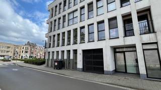Deze overdekte autostaanplaats is gelegen op een strategische locatie in de Sint-Denijslaan in Gent, een uitstekende uitvalsbasis met vlotte verbindingen naar het stadscentrum, belangrijke invalswegen en openbaar vervoer. Ideaal voor wie comfortabel en veilig wil parkeren in de stad of als interessante investering. Lengte is 4,40, breedte 2,90<br /><br />De parking bevindt zich in een net en goed onderhouden gebouw en is bereikbaar via een elektrische inrijpoort, wat zorgt voor extra veiligheid en gebruiksgemak. Bovendien is er een autolift aanwezig die toegang biedt tot zowel de autostaanplaats als het gelijkvloers, wat het geheel bijzonder praktisch maakt. De autostaanplaats staat te koop voor €20.000.<br /><br />Interesse in deze overdekte autostaanplaats op strategische locatie?<br /><br />Neem dan zeker contact op met Brent Heirman van Immo Francois Gent door een mailtje te sturen naar brent@immofrancois.be!