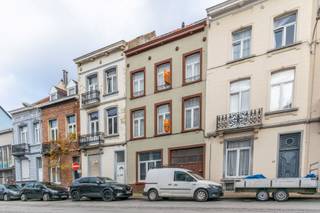 Een zeer goed gelegen, te verbouwen opbrengsteigendom, heden bestaande uit <br />6 niet vergunde woonentiteiten (vergunning 3 appartementen lopende).<br /> <br />GEBOUW: <br />Gelijkvloers: ruime inkomhal (24.11m²), 1-slaapkamer appartement (29.00m²), 2-slaapkamer duplex appartement (79.58m²) met koer;<br />Eerste verdieping: 1-slaapkamer appartement (33.93m²); duplex appartement (32.16m²) met terras;<br />Tweede verdieping: 1-slaapkamer appartement (41.78m²) met koer;<br />Derde verdieping: 3-slaapkamer duplex appartement (58.67m²) met groot terras (22.12m²);<br />Verder: individuele kelders<br /><br />Buitenschrijnwerk PVC dubbel glas - Verwarming met gas convectoren<br />6 individuele tellers water, elektriciteit, gas<br />Plannen nieuwe situatie beschikbaar op aanvraag<br />Perceeloppervlakte: 1a 30ca - K.I.: 1.536 EUR<br />Nutsvoorzieningen: water, gas en elektriciteit<br /><br />Stedenbouwkundige inlichtingen in aanvraag.