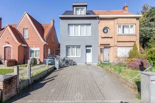 Deze charmante woning is gelegen op een zeer gunstige locatie aan de rand van Sint-Niklaas, met een vlotte verbinding naar het stadscentrum, winkels, scholen en belangrijke invalswegen. De woning combineert een aangename woonruimte met een praktische indeling en een grote tuin.<br />Via de inkomhal betreedt u de ruime en lichtrijke leefruimte, bestaande uit een gezellige zithoek en een aansluitende eetkamer. Dankzij de grote raampartijen geniet de woning van veel natuurlijke lichtinval.<br />Aansluitend bevindt zich de moderne en volledig uitgeruste keuken met kookeiland en ontbijthoek. De keuken beschikt over alle nodige toestellen en biedt een aangenaam zicht op de tuin.<br />Op de eerste verdieping bevinden zich een ruime master bedroom en een tweede slaapkamer. Beide kamers genieten van een aangename lichtinval.<br /><br />De tweede verdieping beschikt nog over 2 volledig afgewerkte zolderkamers.<br /><br />De woning beschikt tevens over een grote tuin, waar u in alle rust kan genieten van het buitenleven.<br />Vooraan de woning is er bovendien parkeergelegenheid op de oprit.