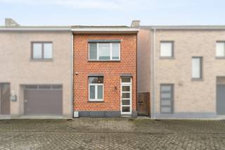 Te koop: instapklare gesloten bebouwing in Buggenhout, gelegen in een rustige doodlopende straat met tuin en tuinhuis.Deze goed onderhouden woning...