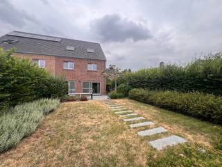 <span>Goed gelegen, ruime en recente BEN-woning te huur in Lovenjoel! <br />Vlakbij openbaar vervoer naar Leuven, E-40 en supermarkt.<br />Op gelijkvloers bevinden zich een inkom, apart toilet, lichtrijke woonkamer met eetplaats, een open keuken (volledig geïnstalleerd), berging/wasplaats, garage met automatische poort. <br />Via het schuifraam is er toegang naar het terras en prachtig aangelde tuin met tuinhuis. </span><span><br />Deze woning heeft op de eerste verdieping 4 slaapkamers (met parket) en een badkamer met een ligbad en een badkamer met een inloopdouche.<br />Via een vaste trap kom je op de zolderverdieping: hier is één grote slaapkamer of hobbyruimte en een technische ruimte.<br /></span>Extra pluspunten: deze woning is voorzien van zonnepanelen.<br /><strong>Kosten: 200€/maand</strong> (onderhoud cv-ketel, onderhoud waterverzachter, onderhoud waterfilter, onderhoud ventilatiesysteem, 2x/jaar ouderhoud tuin)<br />Ben jij een pietje precies en heel netjes? kom dan zeker kijken naar deze woning! Geen cohousing. <br />Interesse? bezoekdag: <strong>zaterdag 22/8 vanaf 11u</strong>, na afspraak en inschrijving via admin@immodrome.be of 016/23.47.23