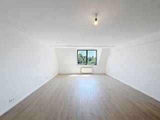 <p>TREVI BRABANT biedt u in het centrum van Waterloo, omringd door winkels en openbaar vervoer, een licht appartement van ±80 m² woonoppervlakte op de 2e verdieping, volledig gerenoveerd! Het bestaat uit: een ruime woonkamer van ±37 m², een volledig uitgeruste open keuken (nieuwe huishoudelijke apparaten!! oven – kookplaten – afzuigkap – koelkast/diepvriezer – vaatwasser – aansluiting voor wasmachine), een slaapkamer van ±10,5 m², een slaapkamer van ±14 m² en een badkamer (bad – wastafel – toilet). Raming van de gemeenschappelijke kosten: 150 €/maand. EPB B. Beschikbaar. Afmetingen ter indicatie! INFO & BEZOEKEN: 02 354 01 10.</p>
<p></p>
<p>Op de tweede verdieping (appartement 2.2)</p>
<ul>
<li>Woonkamer van ±37 m² met parketvloer</li>
<li>Volledig uitgeruste open keuken (oven, kookplaten, afzuigkap, koelkast, vriezer, vaatwasser, aansluiting voor wasmachine)</li>
<li>Badkamer (bad, opbergmeubel met wastafel, toilet)</li>
<li>Slaapkamer van ±14 m² (4,4 x 3,1)</li>
<li>Slaapkamer van ±10,5 m² (4,4 x 2,4)</li>
</ul>