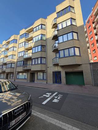 Autostaanplaats vlakbij de zeedijk te Heist. Gelegen in de kelderverdieping -2, bereikbaar via een autolift. De parkeerplaats meet 5,25m bij 2,30m.