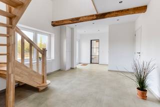 Ontdek deze volledig gerenoveerde hoeve aan de Begijnendijksesteenweg in Gelrode. De woning combineert de authentieke charme en het ruimtegevoel van een hoeve met het comfort en de energiezuinigheid van een hedendaagse woning.<br /><br />Binnen zorgen de hoge plafonds voor een bijzonder ruimtelijk en karaktervol gevoel. De woning beschikt over 4 volwaardige slaapkamers, waarvan 2 op het gelijkvloers, en maar liefst 2 badkamers. Hierdoor is ze ideaal voor gezinnen, maar ook voor wie gelijkvloers wil kunnen wonen.<br /><br />Met een EPC-label A is de hoeve bovendien uitstekend geïsoleerd en energiezuinig. De aanwezige zonnepanelen dragen verder bij aan een laag energieverbruik.<br /><br />De ligging is een belangrijke troef: vlak bij winkels, scholen en andere voorzieningen, met een vlotte verbinding naar de E314.<br /><br />Aan de linkerzijde van de woning bevindt zich een oprit, waardoor er voldoende parkeergelegenheid is op eigen terrein. De tuin wordt nog volledig afgewerkt, zodat ook de buitenruimte helemaal tot zijn recht zal komen.<br /><br />Een unieke combinatie van landelijke charme, hoge plafonds, hedendaags comfort en energiezuinig wonen op een uitstekend bereikbare locatie.