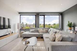 Voor meer info en foto’s, surf naar www.swevers.be – Dit instapklare appartement op de tweede verdieping van een residentie uit 2018 in Houthalen combineert hedendaags wooncomfort met een praktische ligging. Het appartement beschikt over een bewoonbare oppervlakte van 108 m², twee slaapkamers, een ruim zuidgericht terras en een lift in het gebouw. De centrale inkomhal geeft toegang tot alle ruimtes. De lichtrijke leefruimte sluit aan op de open keuken en biedt dankzij de brede raampartijen een aangenaam zicht op het terras. De keuken is praktisch ingericht en vormt een vlotte verbinding tussen binnen en buiten.<br />Verder zijn er twee slaapkamers van ca. 10,47 m² en 11 m², geschikt als slaap-, kinder-, logeer- of bureauruimte. De badkamer is uitgerust met een ligbad, lavabo en ruime inloopdouche. Daarnaast zijn er een apart toilet en een ruime berging van 6,16 m² met aansluitingen voor wasmachine en droogkast.<br />Een grote troef zijn de twee terrassen van maar liefst 40 m². Dankzij de gunstige oriëntatie geniet je hier volop van licht en buitenruimte. Ook technisch scoort het appartement goed met zonnepanelen, een alarm en inbouwarmaturen. Winkels, horeca, scholen en openbaar vervoer bevinden zich vlakbij, terwijl ook Hengelhoef en Kelchterhoef vlot bereikbaar zijn. Voor meer informatie, bel 011 255 155. Bron bewoonbare oppervlakte: EPC – verslag.