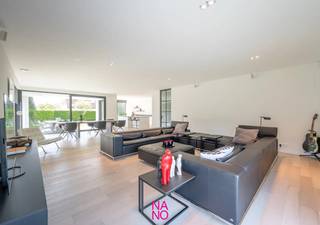 Prachtige alleenstaande villa in moderne architectuur verscholen in de rust en dit op wandelafstand van het centrum van Knokke-Heist. Deze recent gebouwde villa voldoet aan ieder hedendaags comfort en omvat een ruime inkomhal met grote vestiaireruimte en gastentoilet, fenomenale living met heel veel lichtinval, strakke leefkeuken voorzien van alle nodige toestellen uitgevend op het gezellig overdekt terras en de Zuid-West georiënteerde tuin. Verder beschikt deze villa over een grote garage uitgerust met een parkeerbrug en 2 sectionale poorten en verschillen autostaanplaatsen. Op de verdieping bevindt zich de masterbedroom met ingemaakte kasten en een ensuite badkamer. Verder zijn er nog 2 erg ruime slaapkamers met een aparte badkamer met inloopdouche en ligbad, een prachtige aparte dressing en een ruime wasplaats met technische ruimte. Tevens is er een gezellige hobbyruimte met bureel dat kan gebruikt worden als 4e slaapkamer. De woning is voorzien van zonnepanelen, airco, elektrische rolluiken, een digitaal camerasysteem... Deze riante villa biedt heel veel ruimte, luxe en comfort!