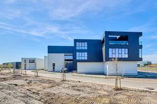 <p>KMO-unit met kantoren &amp; conciërgewoning te koop Genk - BEDRIJVENPARK KOMPELLAAN<br /><br />Bedrijvenpark Kompellaan: 21 moderne KMO-units langsheen de Kompellaan in Genk. Dit complex biedt kleine en middelgrote ondernemingen de perfecte plek om te starten, groeien en te innoveren. De unit 16 heeft een totaaloppervlakte van 752m² en beschikt over 7 parkeerplaatsen. Op de tweede verdieping is een conciërgewoning voorzien. De unit wordt casco opgeleverd.<br /><br />KMO-Unit 16<br />- oppervlakte: 240m² gelijkvloers &amp; 294m² 1e verdieping &amp; 218m² 2e verdieping (71m² terras)<br />- staalstructuur met geïsoleerde wanden en dak<br />- sectionaalpoort 4mbr x 4,2m<br />- 7 privatieve parkeerplaatsen<br />- liftvoorziening<br /><br />Voor meer info 011/39 90 50 of info@jansenrealestate.be</p>