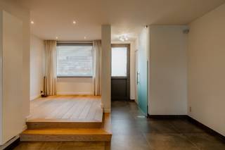 <p><span>Ruime gesloten bebouwing nabij het centrum van Wildert-Essen met vier slaapkamers, drie badkamers, inpandige garage en een prachtig uitzicht op de landerijen.</span></p><p><span>Inkomhal met bureauhoek. </span></p><p><span>Open leefruimte op tegelvloer met aansluitend keuken met kookeiland. De grote schuiframen geven uit op de tuin en het terras. Naastgelegen bevindt zich de bijkeuken met voorzieningen voor wasmachine/droogkast en een ruime douche.</span></p><p><span>Vanuit de bijkeuken is er toegang tot de inpandige garage en de zeer ruime kelderverdieping.</span></p><p><span>Een houten trap leidt naar de eerste verdieping, waar zich drie ruime slaapkamers op parket bevinden. Deze verdieping beschikt over een ruime badkamer en een douchekamer met riante inloopdouche.</span></p><p><span>Op de tweede verdieping bevindt zich nog een ruime vierde slaapkamer en een technische ruimte. Deze kan ook gebruikt worden voor diverse doeleinden.</span></p><p><span>De ruime tuin biedt voldoende privacy en heeft een prachtig uitzucht over de landerijen. Verder beschikt de woning over een gezellig terras.</span></p><p><span>Vooraan de woning is er voldoende parkeergelegenheid. </span></p><p><span> </span></p><p><span>Beschikbaar vanaf 01/11/2026</span></p><p><span> </span></p><p><span>Bezoek moment woensdag 30 september vanaf 15u: enkel op afspraak</span></p><p><span> </span></p><p><span>Voor meer informatie tel 03 666 30 66 of info@allure-re.com</span></p><p><span> </span></p><p><span> </span></p><p><span> </span></p>