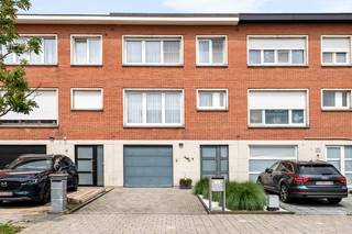Zeer gunstig en rustig gelegen woning in de residentiële woonwijk 'Kleine Paepedalen'.  Er is geen doorgaand verkeer.  De woning bevindt zich op wandelafstand van een speeltuin, het is een zeer kindvriendelijke woonomgeving!   Verder ligt dit huis ook op wandelafstand van enkele winkels, scholen en het openbaar vervoer.  De oprit van de A12 ligt op slechts enkele minuten rijden, ideaal voor woon-werkverkeer.  Er is voldoende parkeergelegenheid in de straat en tevens in de <strong><em>eigen garage met oprit.</em></strong><br /><br />Op het <em><strong>GLVL </strong></em>bevinden zich de inkomhal, een berging, de garage met aansluiting wasmachine en een veranda.  Op het <strong><em>1e verdiep</em></strong> zijn een hal, een apart toilet, een woonkamer met lichtstraat in uitbouw en een keuken aanwezig.  Op het <strong><em>2e verdiep </em></strong>zijn een hal, een badkamer met toilet en 3 slaapkamers.  De <strong><em>tuin </em></strong>is noord-gericht en aangelegd met gras, beplantingen, een ruim terras en een tuinhuis.  <br /><br />Deze woning werd gebouwd in 1973.  Volgende renovatiewerken werden uitgevoerd:<br />2012: uitbouw GLVL + 1eV<br />2014: keuken en de vloeren van 1eV en terras<br />2016: dakisolatie -> 10cm PUR geïsoleerd plat dak<br />2021: HR CV-brander<br /><br />Deze woning heeft een goede EPC score (<em><strong>Label B</strong></em>) &amp; is energiezuinig.  Bent u op zoek naar een <strong><em>instapklare </em></strong>en zeer goed onderhouden woning in een <em><strong>rustige woonwijk</strong></em>?  Contacteer ons voor een bezichtiging ter plaatse via 03 459 99 99 of info@leximmo.be, tot dan! 