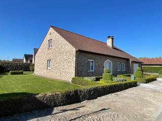 <p><span>Bent u op zoek naar een magnifieke, perfect onderhouden, gelijkvloerse woning, met net iets meer afstand tot de buren? En dat liefst op fietsafstand van de stad? Dan is deze woning met prachtige tuin rondom een topper. Ze werd in 1998 gebouwd met de allerbeste materialen en is zo goed in ere gehouden dat ze werkelijk instapklaar is. Er is een ruime inkomhal en de erg grote living en de volledig uitgeruste keuken geven beiden uit op een prachtige veranda. Aan de keuken is er ook nog een ruime beging, die door geeft naar een XL-garage. Er zijn nu op het gelijkvloers 2 erg grote kamers die beiden toegang hebben tot de badkamer met inloopdouche. Op zolder kunnen zeker nog 2 kamers bijgemaakt worden, mocht dat nodig zijn (opp gelijkvloers is nu al 210m2). De woning is volledig onderkelderd met een kruipkelder. Een zeer aangename, erg kwalitatieve en praktische woning!</span></p>