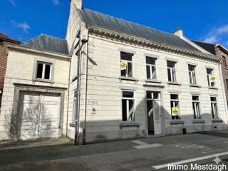 Uniek Herenhuis met tuin &amp; garage in het centrum<br />
<p>Centraal gelegen herenhuis dat dateert uit het midden van de 19de eeuw en waar later een notariskantoor werd gevestigd.</p>
<p>De woning is te renoveren en kan diverse bestemmingen krijgen : puur residentieel, combinatie wonen en werken, horeca, ... .</p>
<p>Het pand is opgenomen op de lijst van het vastgesteld bouwkundig erfgoed.</p>
Meer informatie en verkoopdossier via onderstaande link.<br />Verkoop behelst het Lot 1 op bijgevoegde plan.<br />Wij loodsen u door het Covast biedingssysteem.<br />Biedingsfase gaat binnenkort van start.<br /><br />https://covast.be/RealEstate/Detail?id=42cbb19f-4037-426f-85f9-5161d9930a92&amp;PageIndex=1&amp;PageSize=9&amp;SortBy.Field=Weight&amp;SortBy.SortOrder=DESC&amp;SearchQuery=&amp;BiddingFase=0&amp;ConstructionTypeIds=&amp;ProvinceIds=&amp;CurrentView=LIST