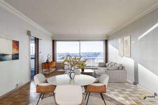 <p><span>In de Jagersstraat woon je op een rustige locatie net buiten de Singel en op een boogscheut van het Rivierenhof. Het openbaar vervoer is hier goed vertegenwoordigd, een velo-station vind je op het einde van de straat en met de auto bereik je de snelweg in slechts enkele minuten. Kortom: je geniet hier van een uiterst goede bereikbaarheid! </span></p><p><span> </span></p><p><span>Het appartement bevindt zich op de 6de van een goed onderhouden gebouw van 9 hoog. De vaste kosten bedragen €210/maand en zijn inclusief water en verwarming (op gas). De ramen beschikken over dubbele beglazing in aluminium. Het appartement is gedeeltelijk te moderniseren, maar zowel de keuken als de badkamer zijn netjes onderhouden en verkeren in goede staat.</span></p><p><span> </span></p><p><span>De veiligheidsdeur biedt toegang tot de hal met twee ingemaakte kasten en apart toilet. Vooraan bevindt zich de lichtrijke woonkamer (32 m²) met aangrenzend de aparte keuken (8 m²) met basisuitrusting. Via een schuifdeur heb je toegang tot een eerste terras (8 m²) met zuid-oriëntatie. Het tweede terras is van gelijke grootte en is gelegen aan de achterzijde. Vanop de terrassen geniet je van adembenemende vergezichten over de omgeving. Verder biedt het appartement 2 volwaardige slaapkamers (13 m² en 16 m²) en een badkamer (6 m²) met lavabomeubel en douchecabine. Tot slot staat er nog een privatieve kelderberging ter beschikking.</span></p><p><span> </span></p><p><span>Droom je van een appartement met veel licht en een adembenemend uitzicht? Dan is dit iets voor jou! Bewoonbare opp. 97 m² ref.: bruto vloeropp. EPC. Voor meer info of een gratis schatting surf naar </span><span><span>www.hansimmo.be</span></span></p>